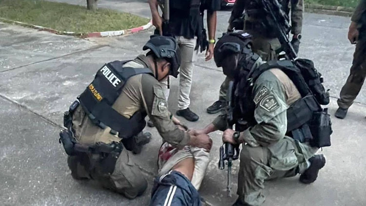 Tayland'da silahlı saldırganlar bir okulda öğretmen ve öğrencileri rehin aldı