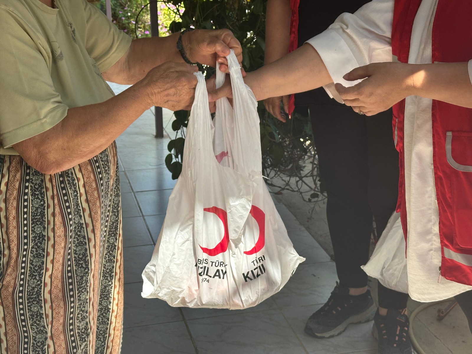 Kıbrıs Türk Kızılay ve Türk Kızılay iş birliğiyle kurban eti dağıtıldı