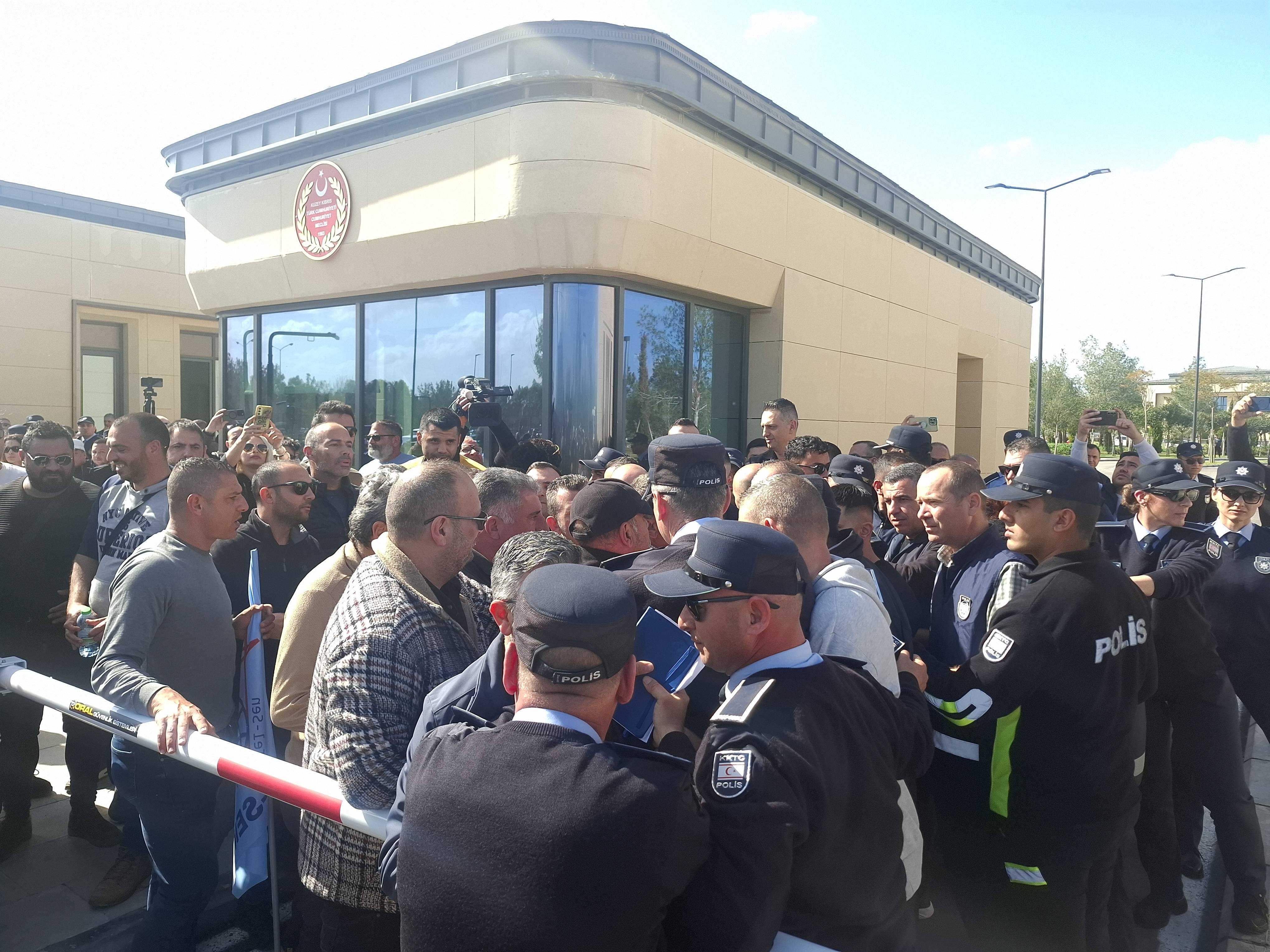 Meclis önünde arbede: Polis eylemcilerin içeri girmesine izin vermedi