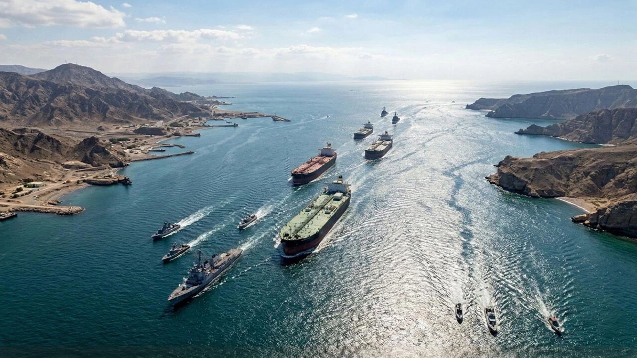 Yüzlerce petrol tankeri Hürmüz Boğazı'na yığıldı