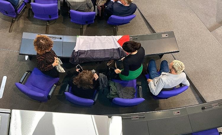 Alman milletvekilleri meclis genel kurulunda Filistin bayrağı açtı
