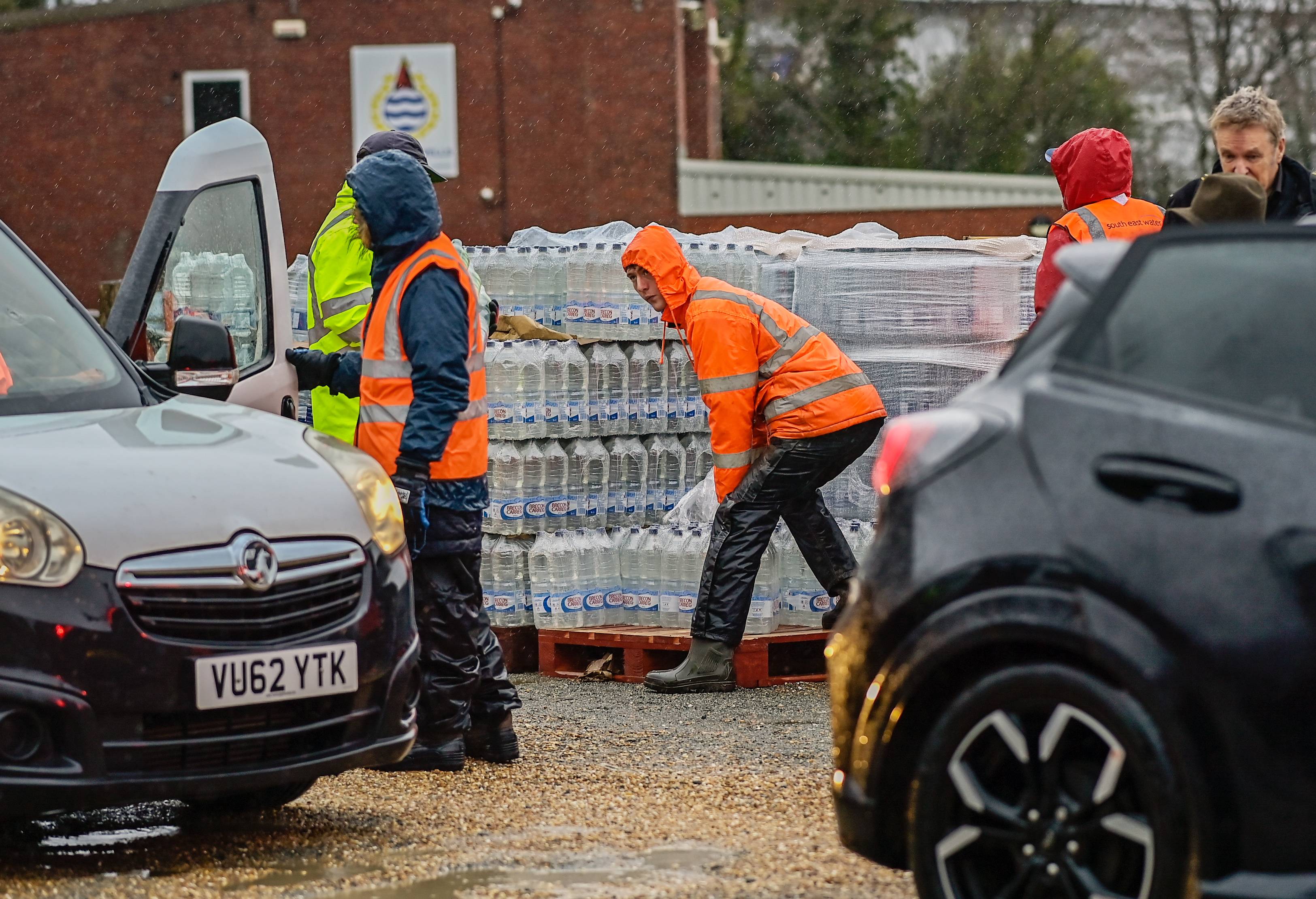 İngiltere'de 30 bin hane susuz kaldı! Şişe su dağıtılıyor