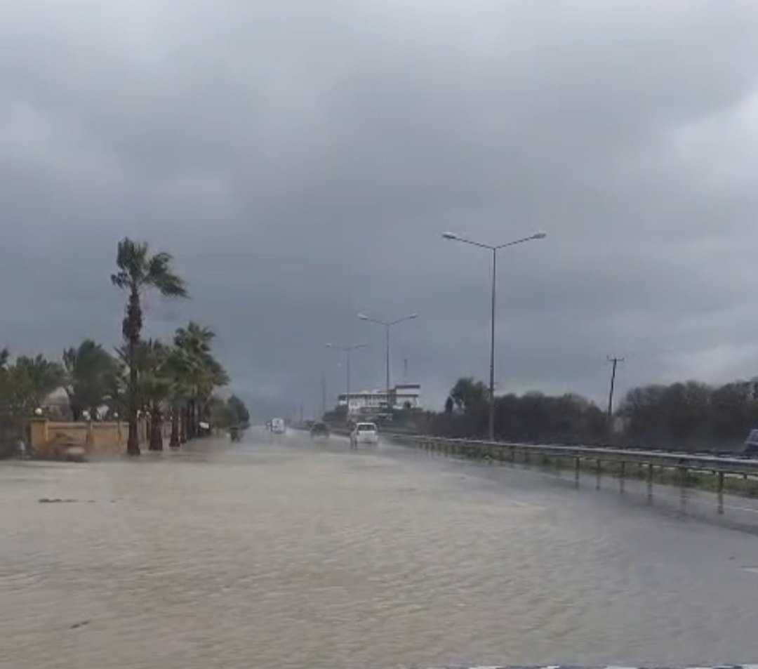Güzelyurt - Lefkoşa yolunda sağanak yağış nedeniyle sol şerit trafiğe kapatıldı