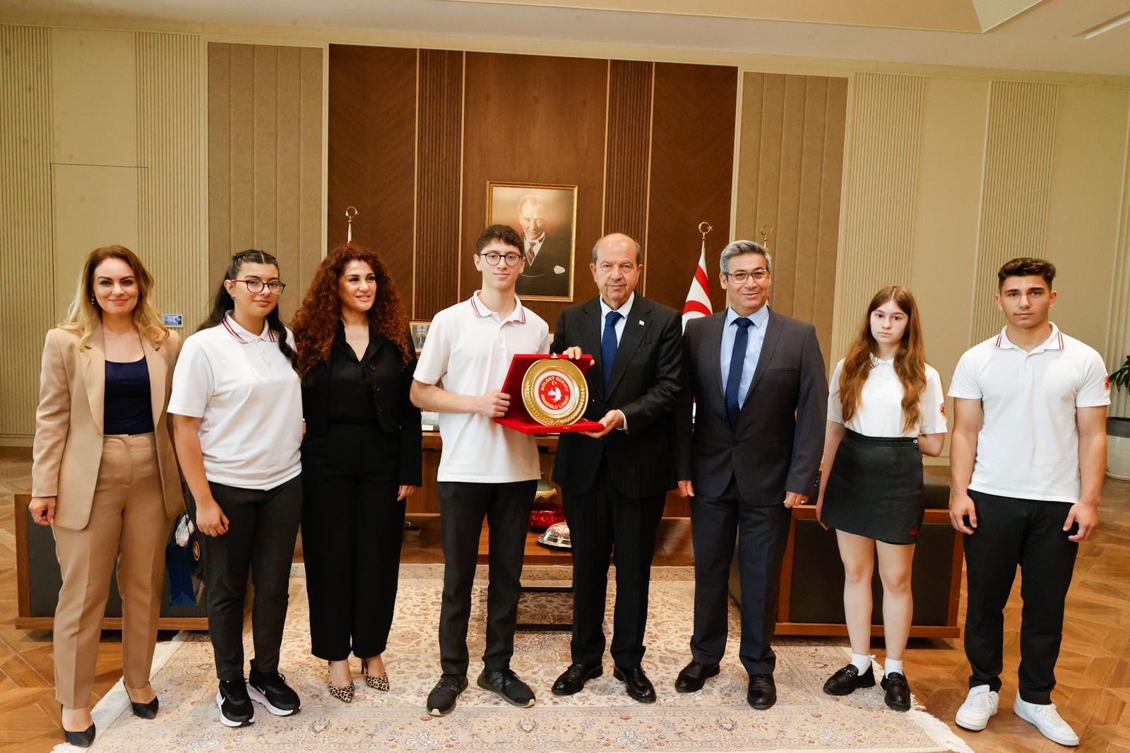 Cumhurbaşkanı Tatar, öğrencileri kabul etti