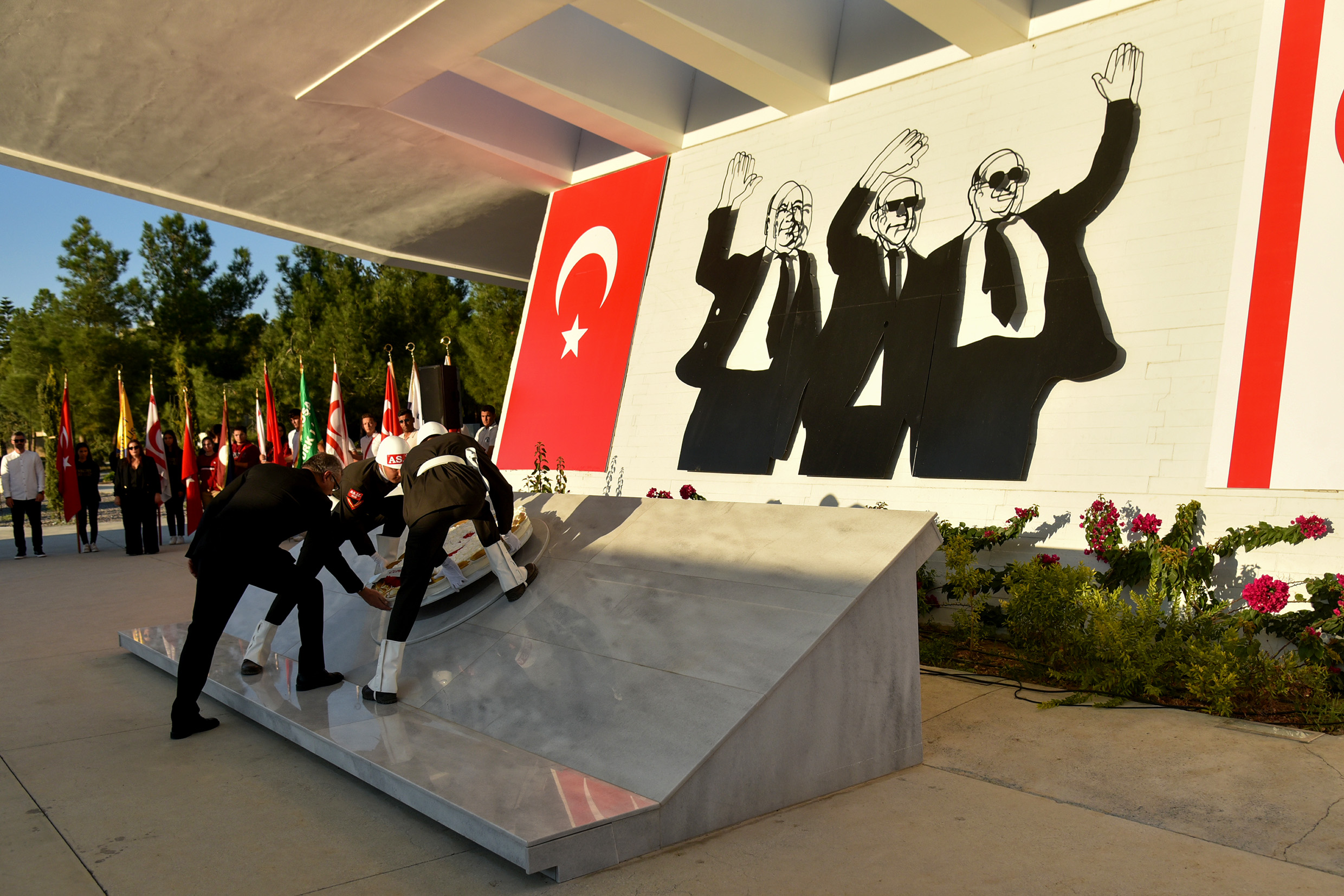 Erhürman, Rauf Raif Denktaş’ın Anıt Mezarı’na çelenk sundu