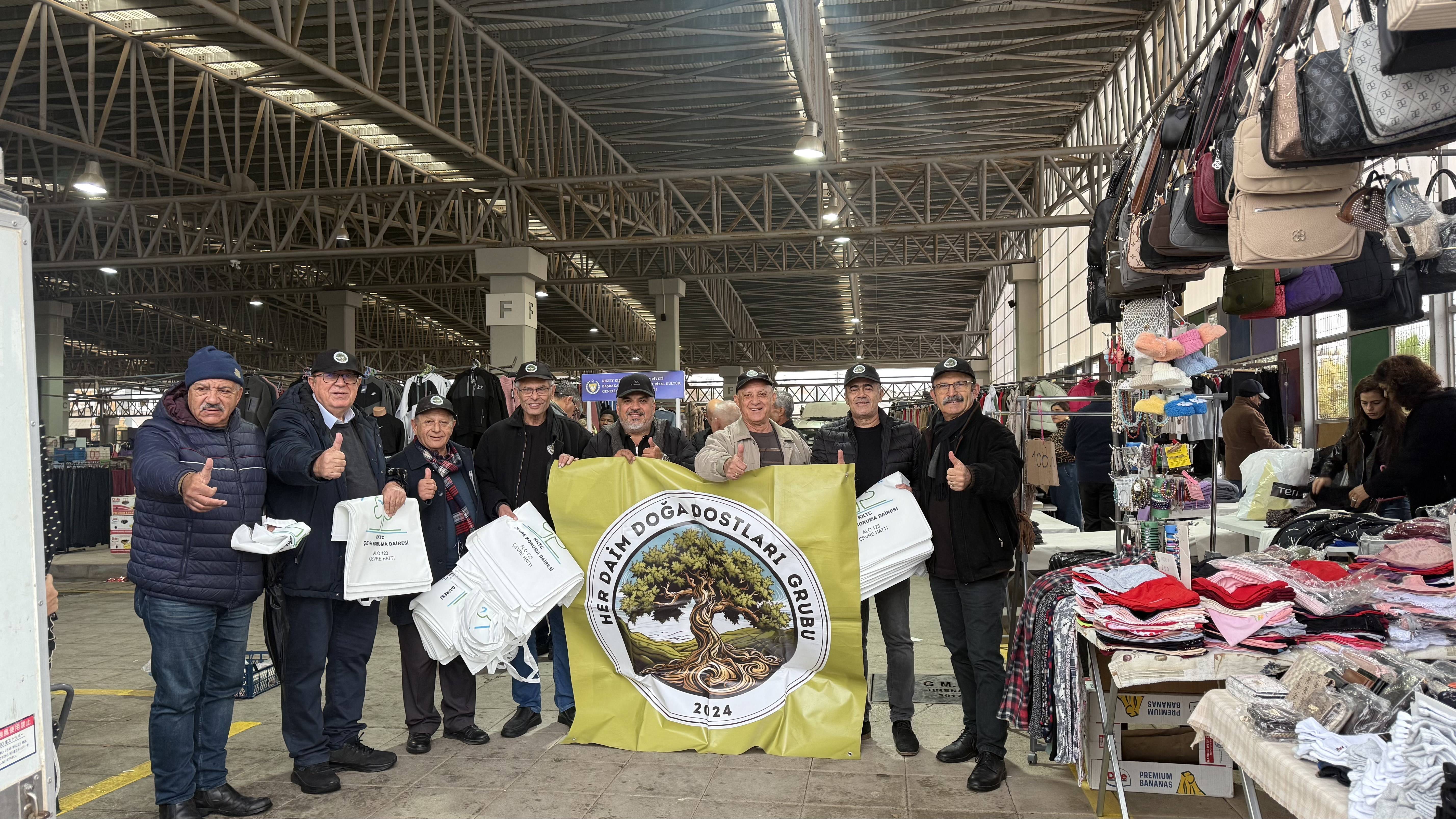 Her Daim Doğa Dostları Grubu, halka, yeniden kullanılabilir çantalar dağıttı