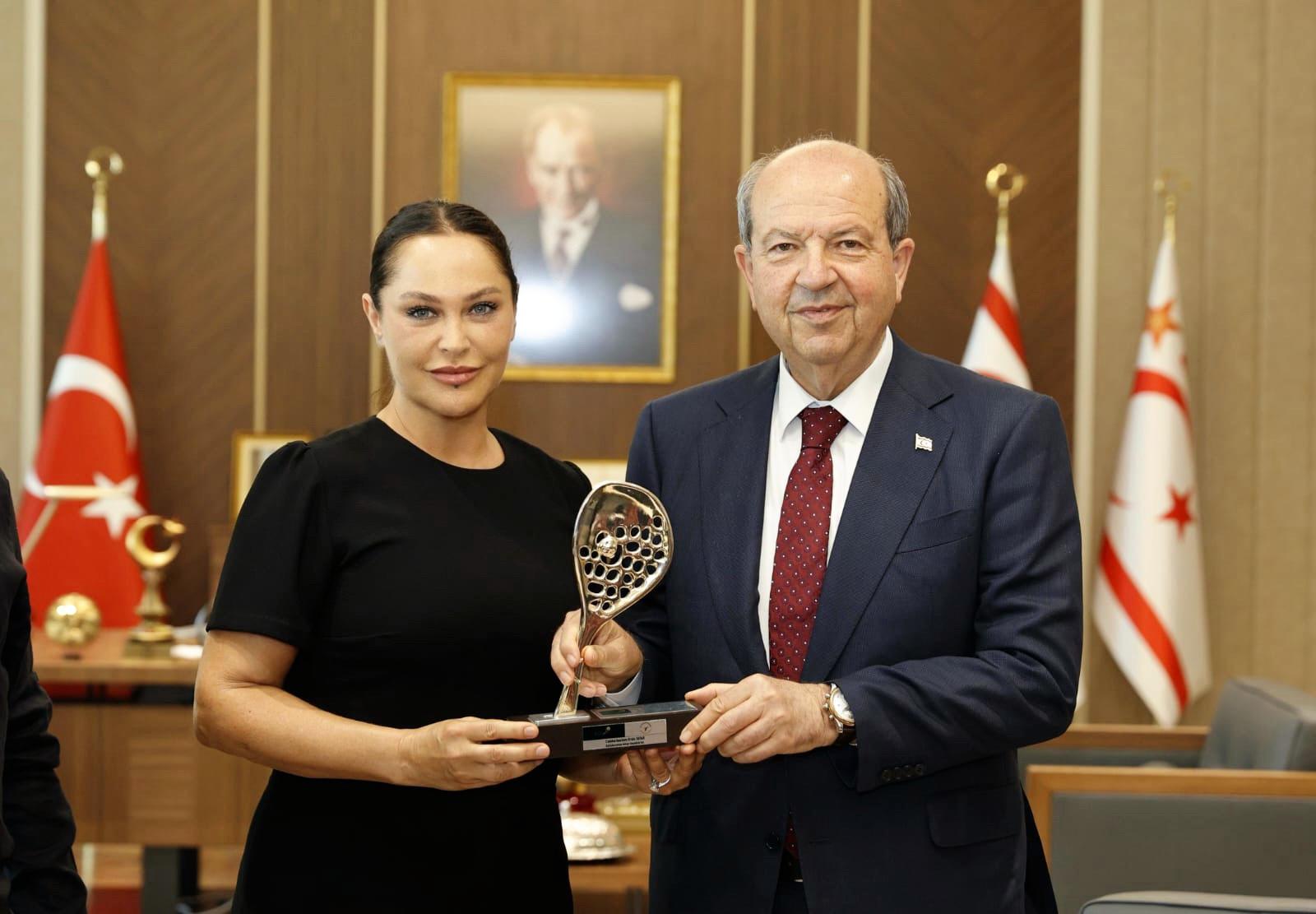 Tatar, sanatçı Hülya Avşar’ı kabul etti