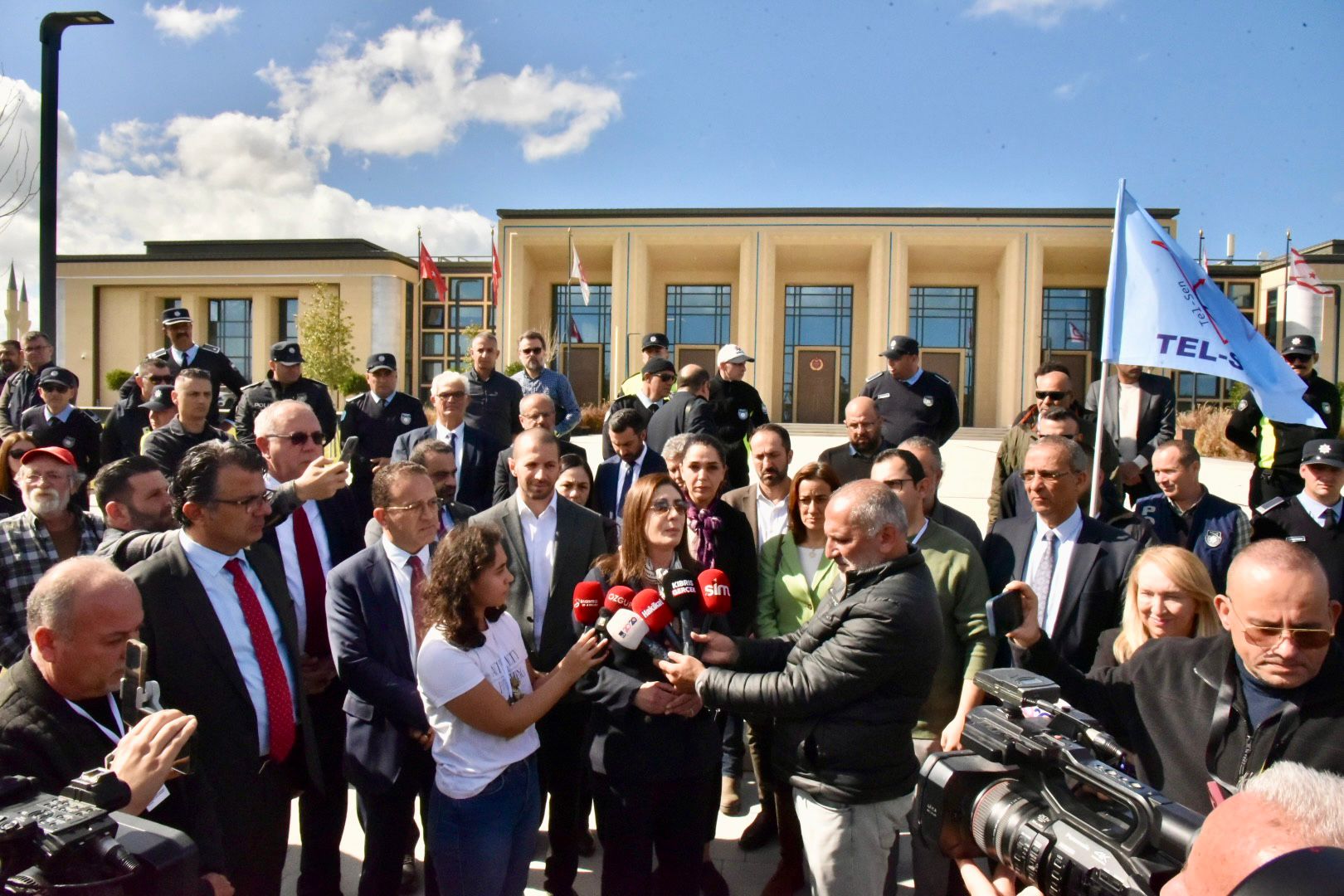 Muhalefet milletvekilleri eyleme destek verdi