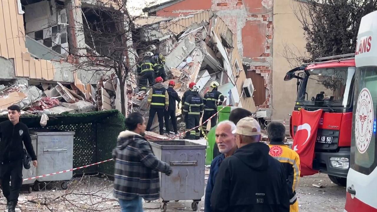 Kocaeli’de 6 katlı bina çöktü: Enkaz altında kalanlar var!