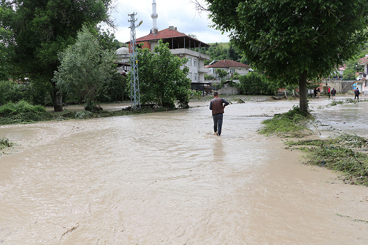 Yoğun yağışlar özellikle Baf bölgesinde sel taşkınlarına neden oldu