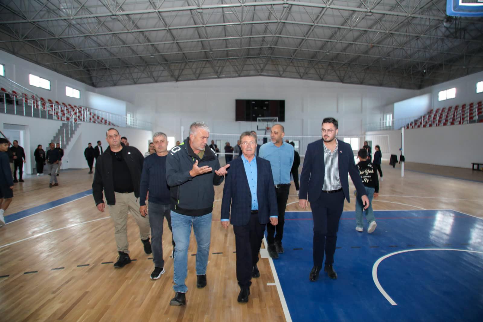 Üstel, yapımı tamamlanan Esentepe Spor Salonu’nda incelemelerde bulundu