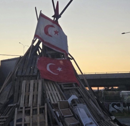 Güney’deki Paskalya kutlamalarında, Türk bayrakları yakıldı