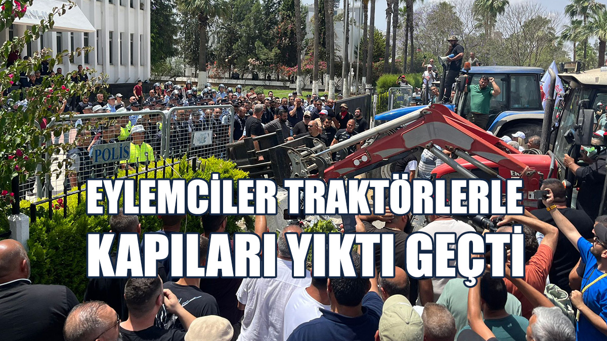 Eylemciler Traktörlerle Kapıları Yıktı Geçti