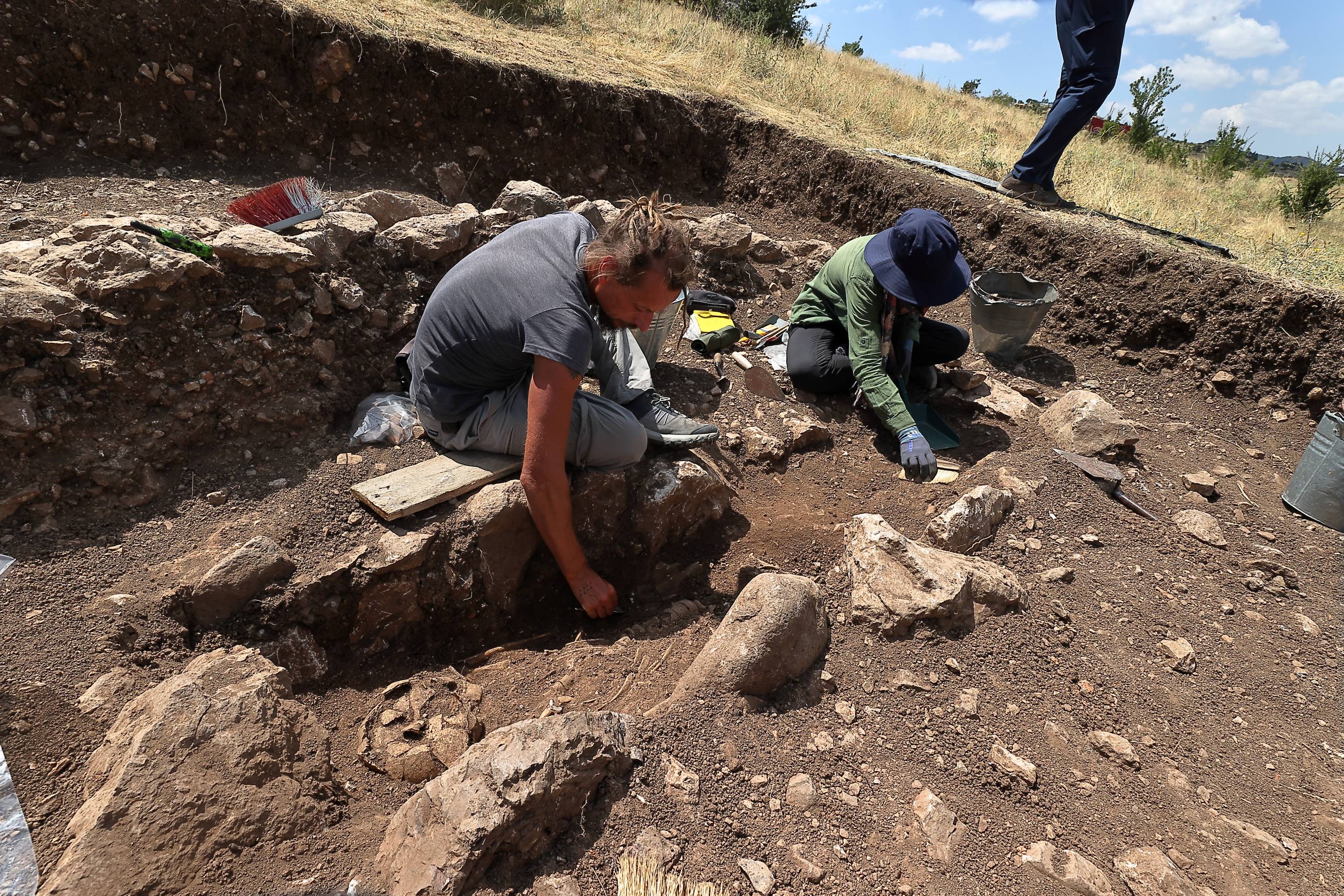 Hattuşa’da 2 bin 300 yıllık mezarlar bulundu: Bir iskeletin omuzunda bıçak çıktı