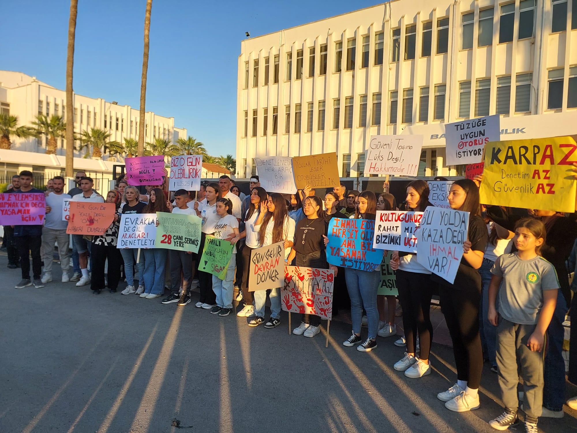 Başbakanlık önünde eylem: O otobüste sadece camlar kırılmadı. Güvenimiz kırıldı