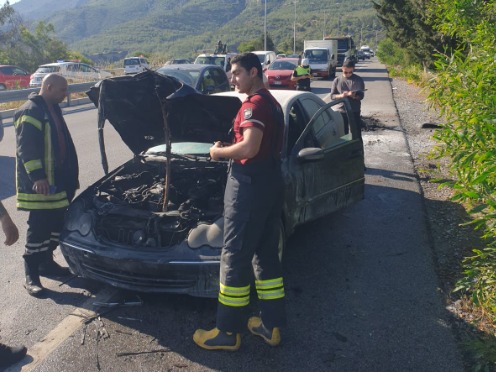 Ciklos’ta seyir halindeki araç alev aldı: Trafik felç oldu