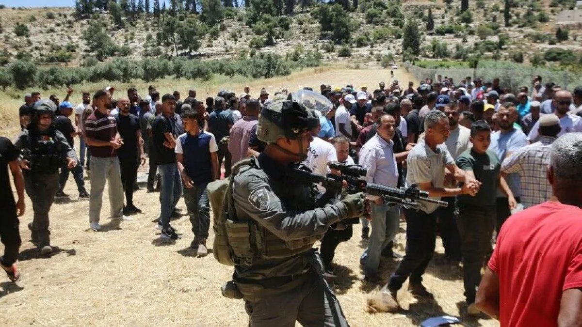 İsrail ordusu, işgal altındaki Batı Şeria'da 100'den fazla Filistinliyi sahada sorguladı