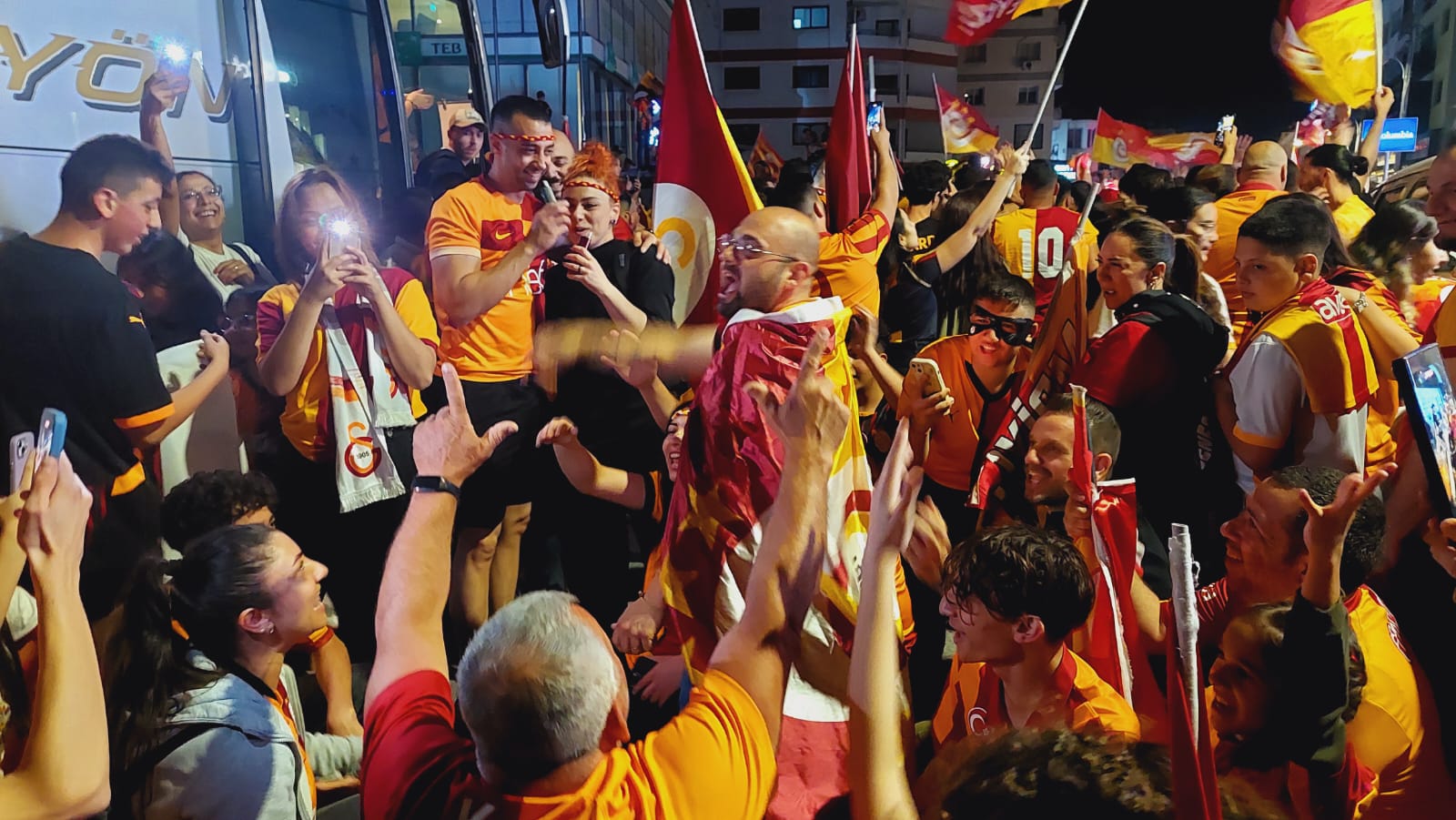 Galatasaray şampiyonluğunu ilan ederek beşinci yıldızı taktı