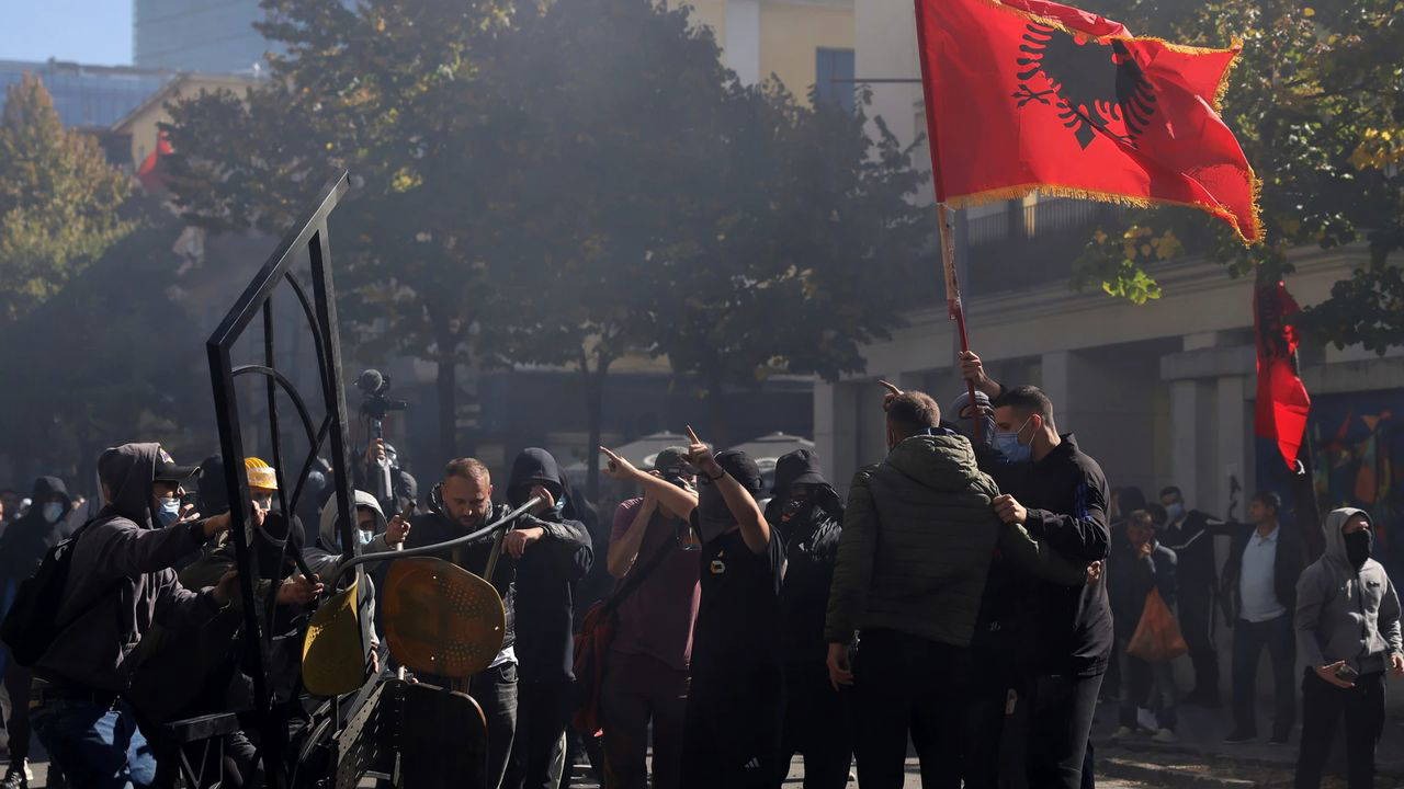 Arnavutluk'ta da öğrenciler ayaklandı: Hükümet binaları ateşe verildi
