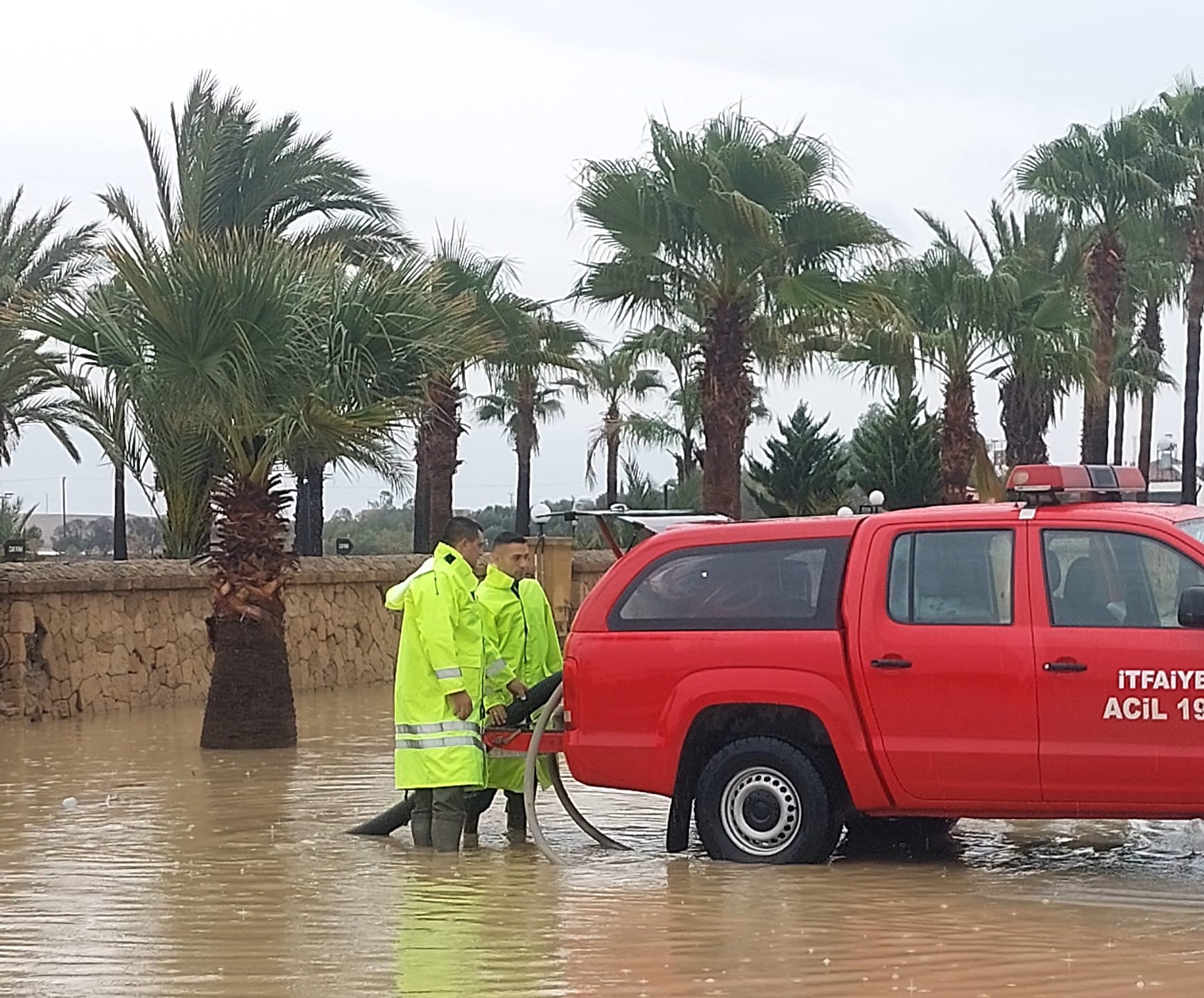 İtfaiye ekipleri su baskınlarına 20 personel ve 7 araçla müdahale etti