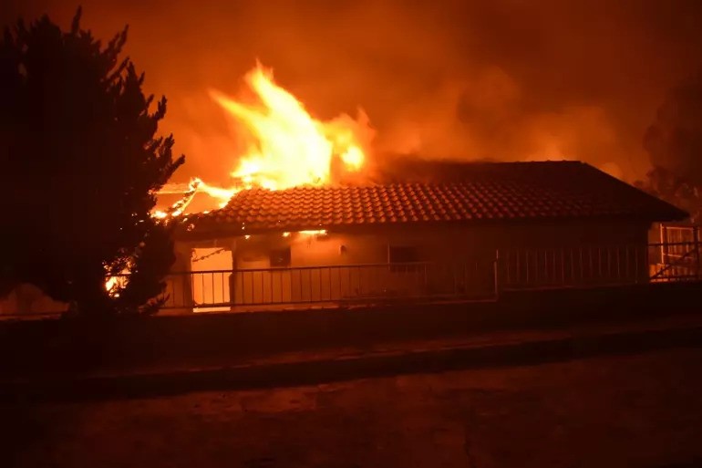 İzmir'in Menderes ve Seferihisar ilçelerinde yangınlar devam ediyor