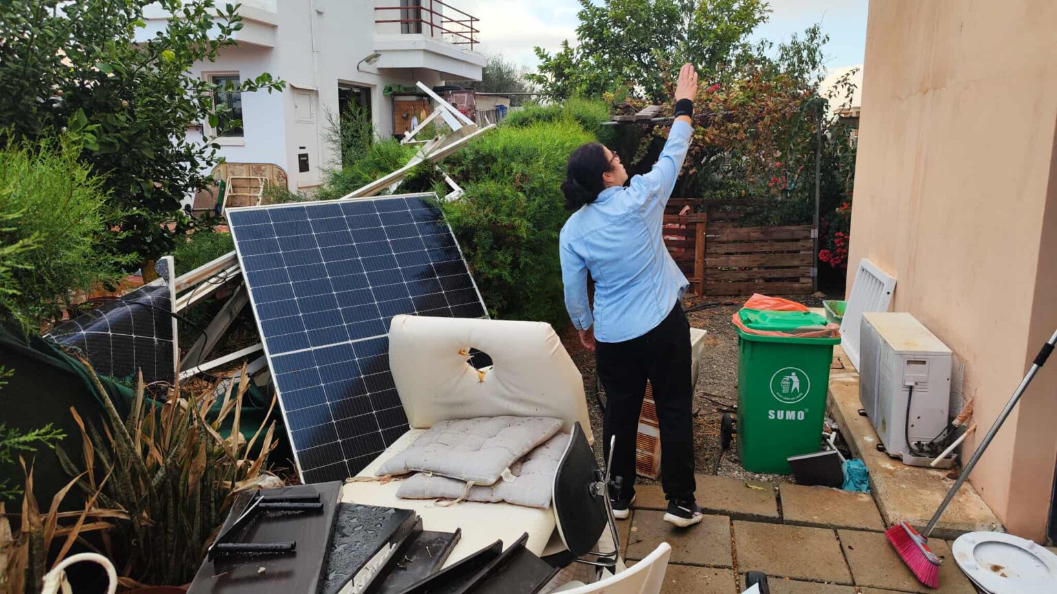 Güney Kıbrıs’ı hortum vurdu: Çatılar uçtu, ağaçlar devrildi