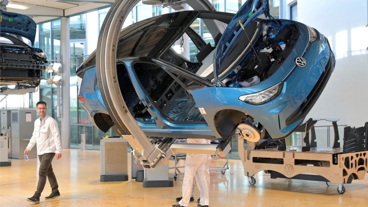 Volkswagen'de kriz sürüyor: Kârlar sert düştü, beklentiler rafa kalktı