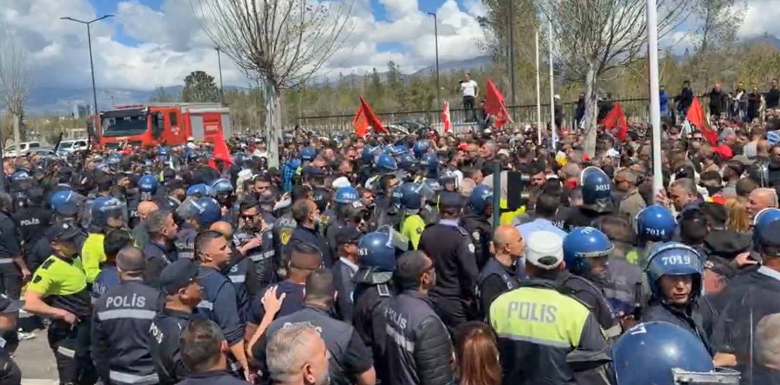 Tansiyon yükseldi: Son barikat aşılmaya çalışılıyor… Tutuklamalar var!