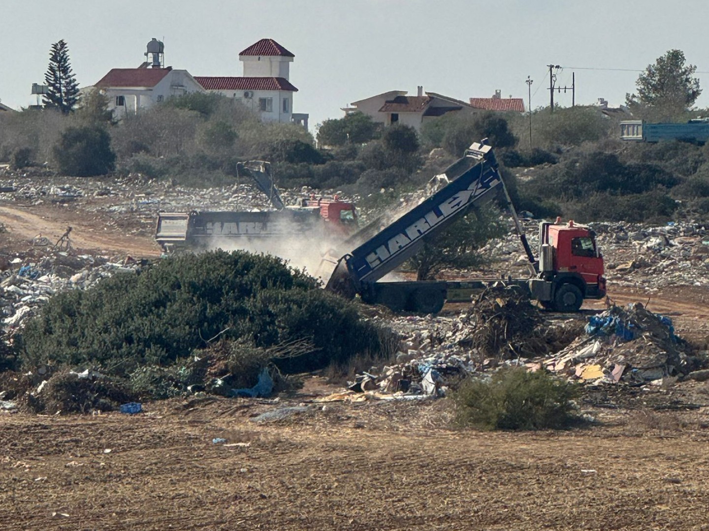 İskele Belediyesi’nden, izin almadan moloz döken 2 firmaya cezai işlem