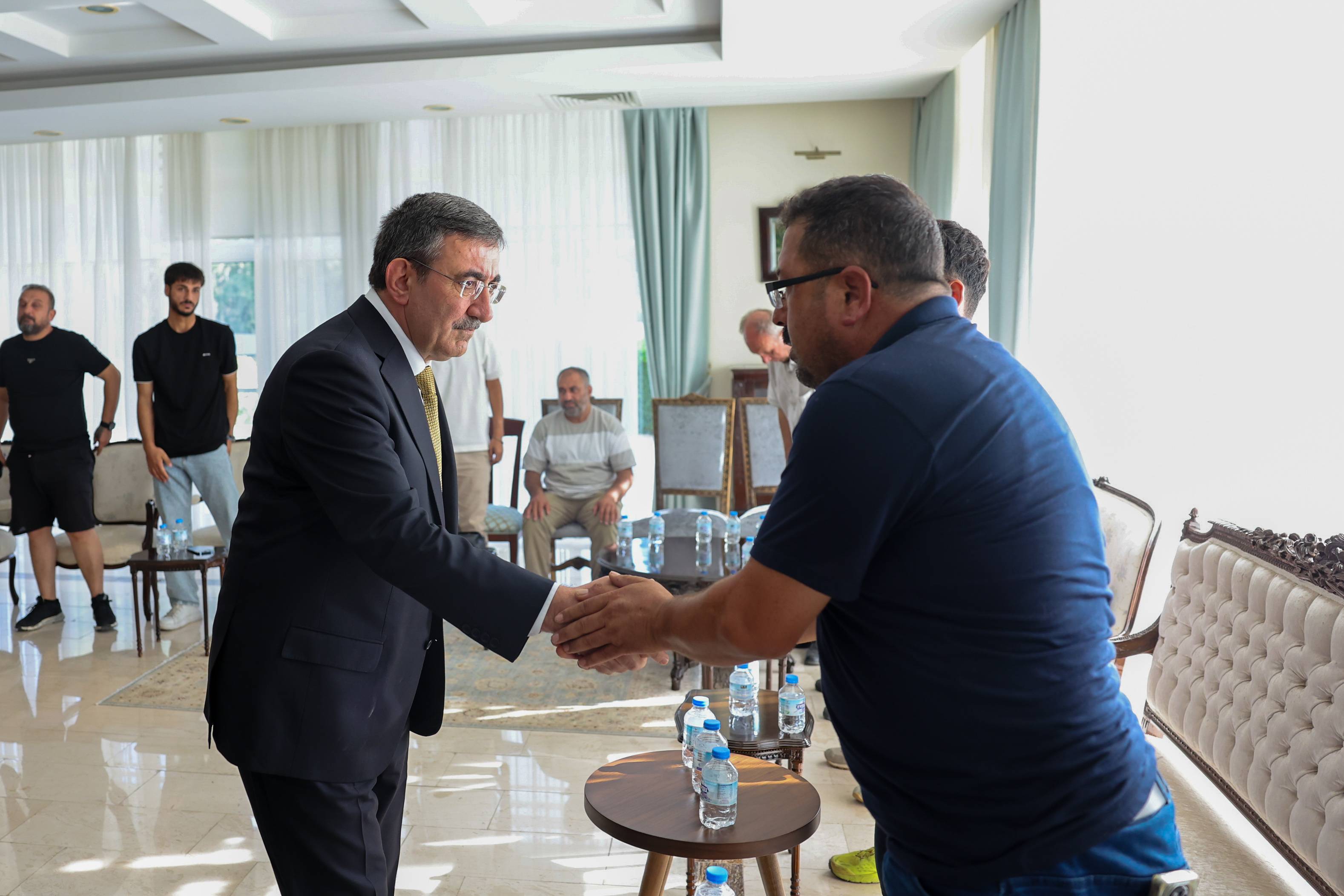 Cevdet Yılmaz kayıp yakınlarıyla Elçilik'te bir araya geldi