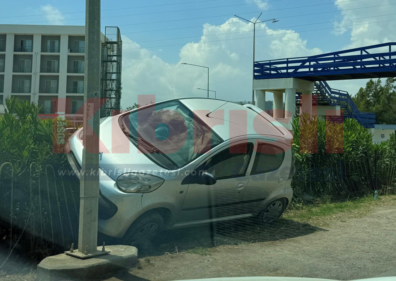 DAÜ üst geçitte kaza: Araç sürücüsü hakimiyetini kaybetti, ağaçlık alana çarparak durabildi