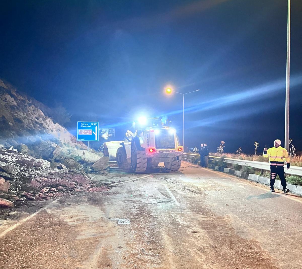 Girne Darboğaz yola kaya parçaları düştü