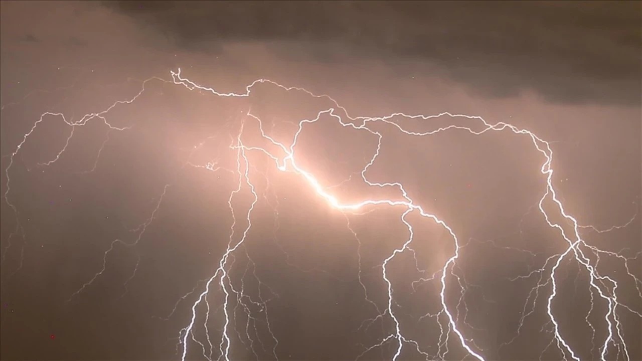 Yıldırımlar 14 kişiyi öldürdü