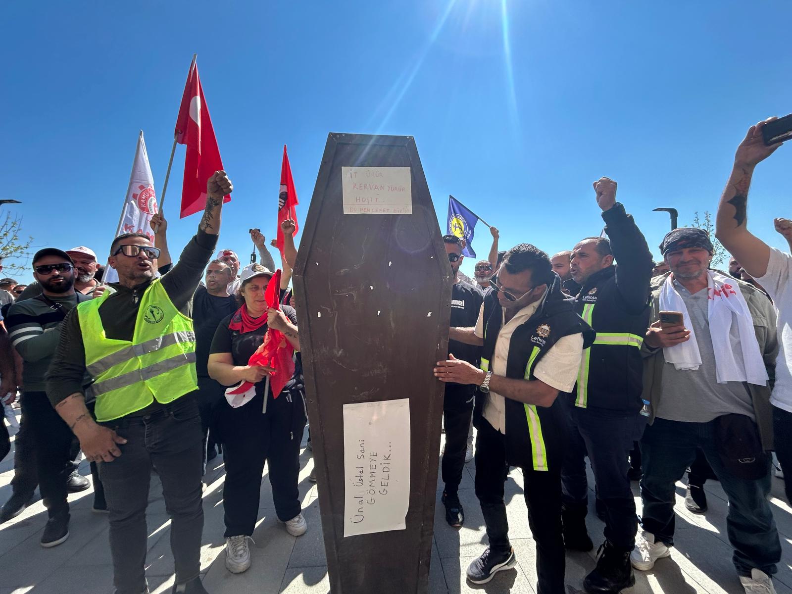 Meclis’te nisap sağlanamadı: Eylemciler Meclis bahçesine girdi, tabut ana girişe bırakıldı