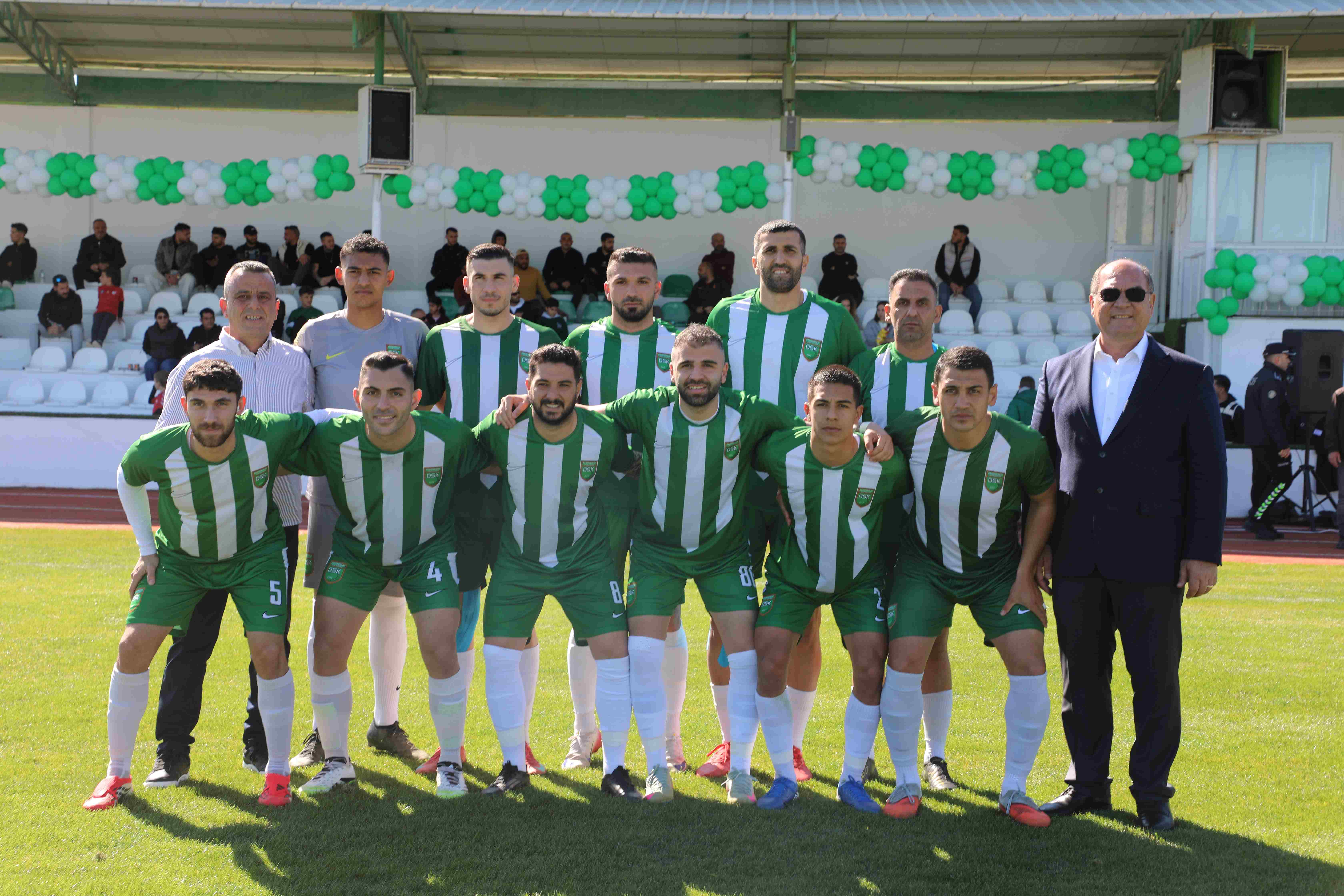 Sadık Cemil Stadyumu’nun zemini doğal çime kavuştu