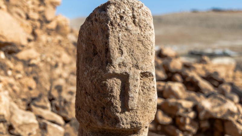 Karahantepe'de kazılarda ilk kez insan yüzlü dikili taş bulundu