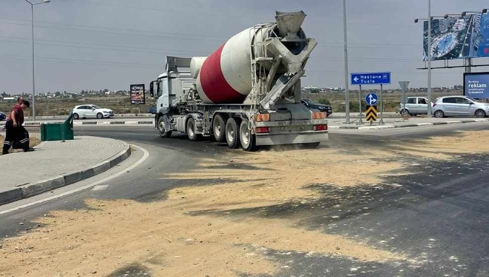 Yola dökülen yağ nedeniyle yolda kayganlık oluştu