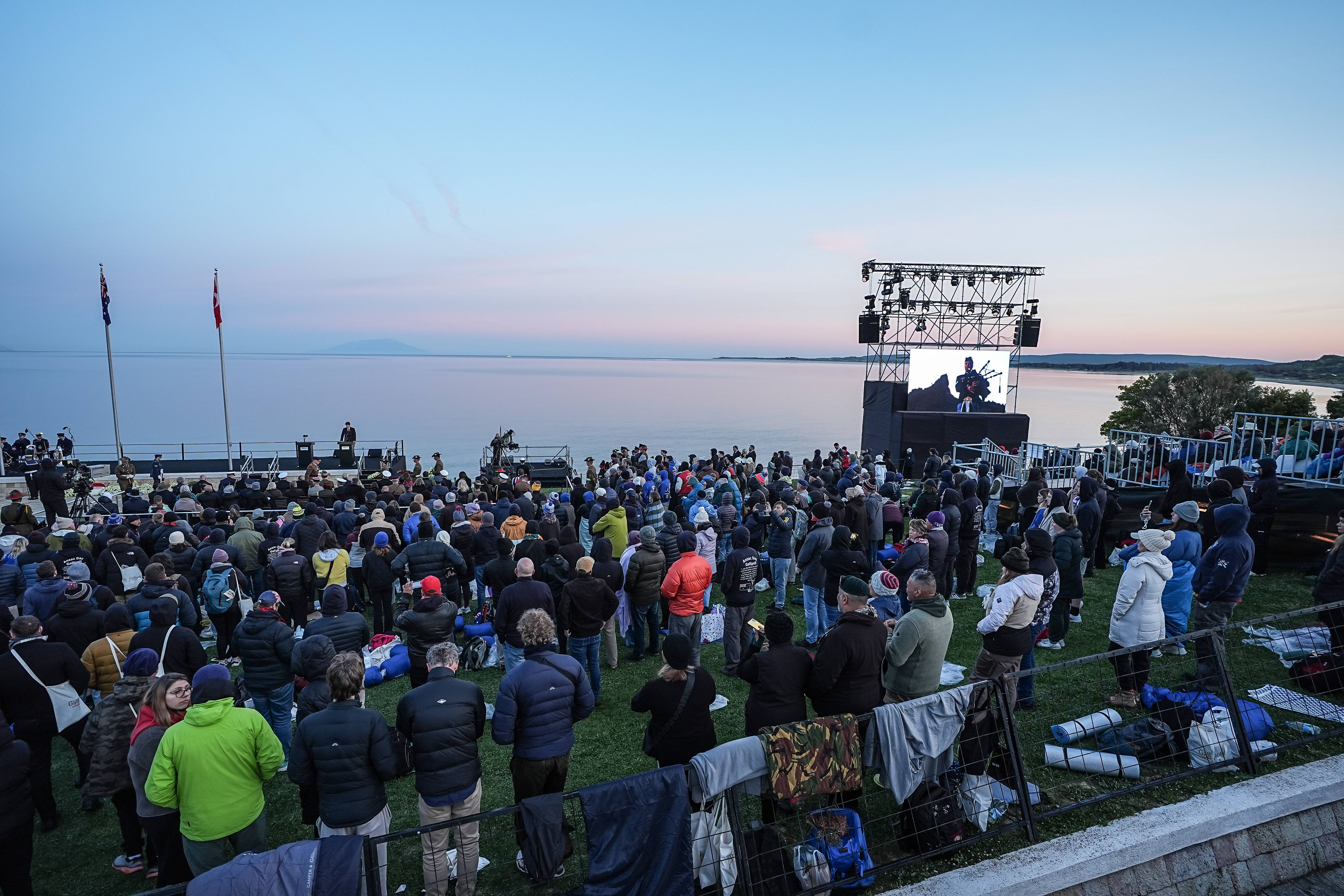 Anzak Koyu'nda geleneksel "Şafak Ayini" yapıldı