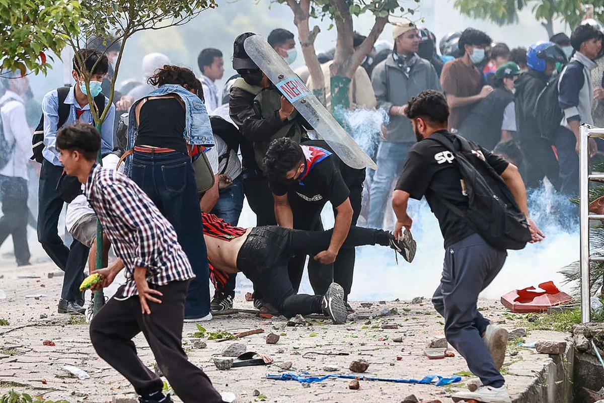 Şiddetli protestolarla çalkalanan Nepal'de ordu sokağa indi
