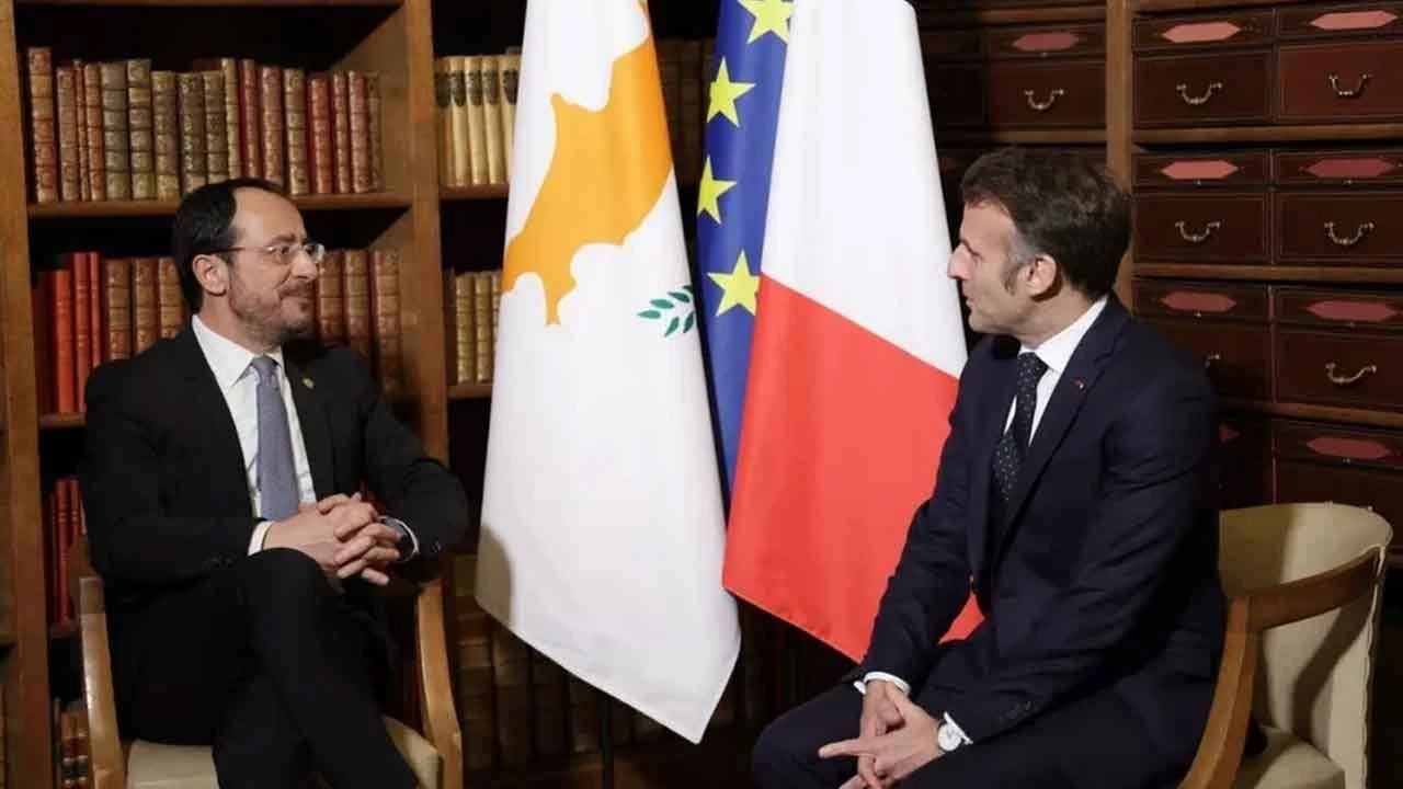 Hristodulidis Paris’te Macron’la baş başa görüştü