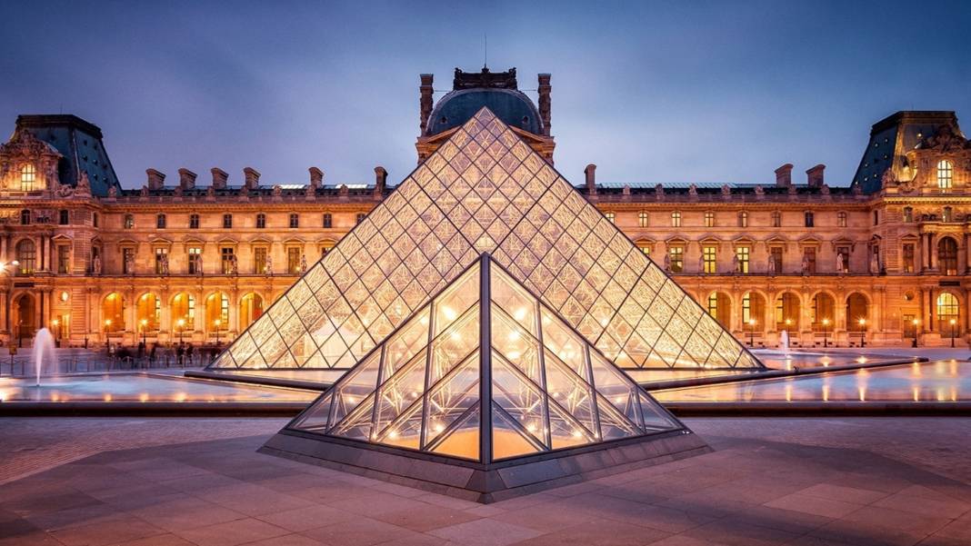 Louvre Müzesi soyuldu: Paha biçilmez mücevherler çalındı
