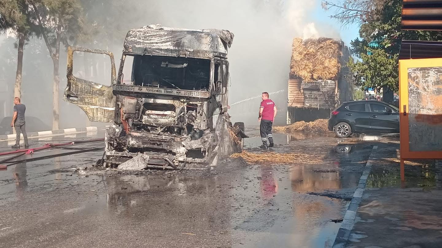 Balya yüklü tır yandı, alevler park halindeki araca da sıçradı