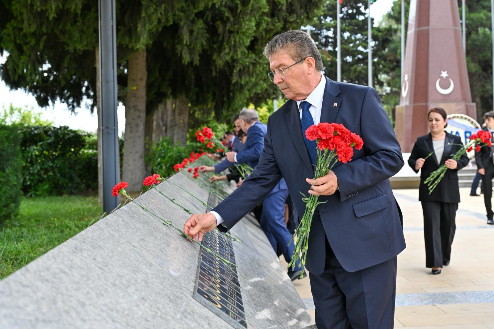 Üstel, Haydar Aliyev’in anıt mezarını ziyaret etti