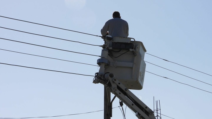 Elektrik iletim hatları koptu: Gürpınar ve Yılmazköy'e elektrik verilemiyor