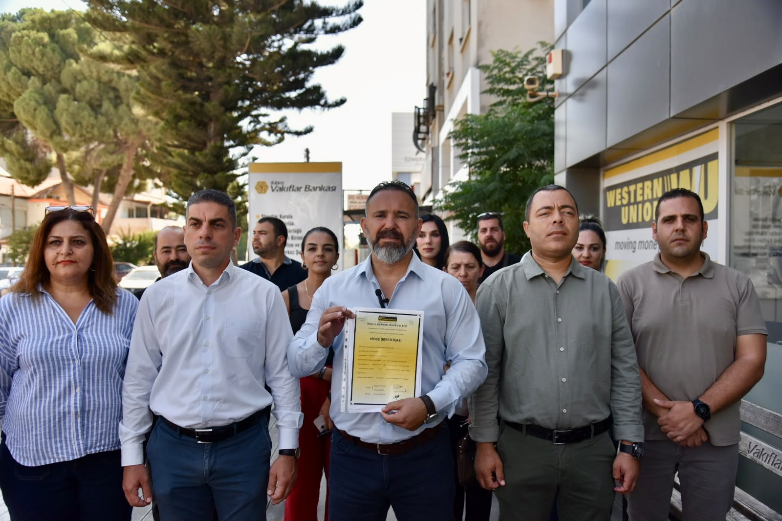 KTAMS'tan Vakıflar Bankası önünde protesto... "Atamaları yargıya taşıyacağız"
