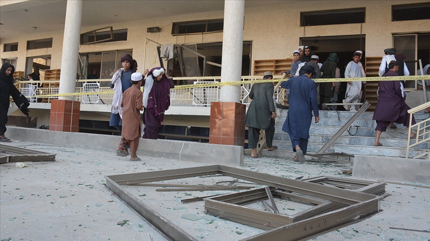 Pakistan'da camide patlamada: En az 15 ölü