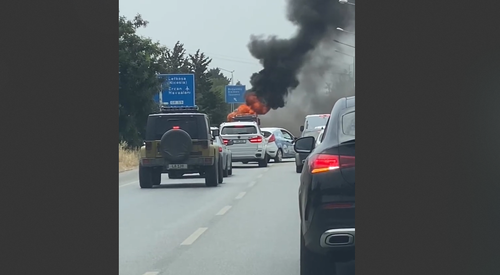 Girne-Lefkoşa yolunda yangın! Seyir halindeki otobüs alev aldı
