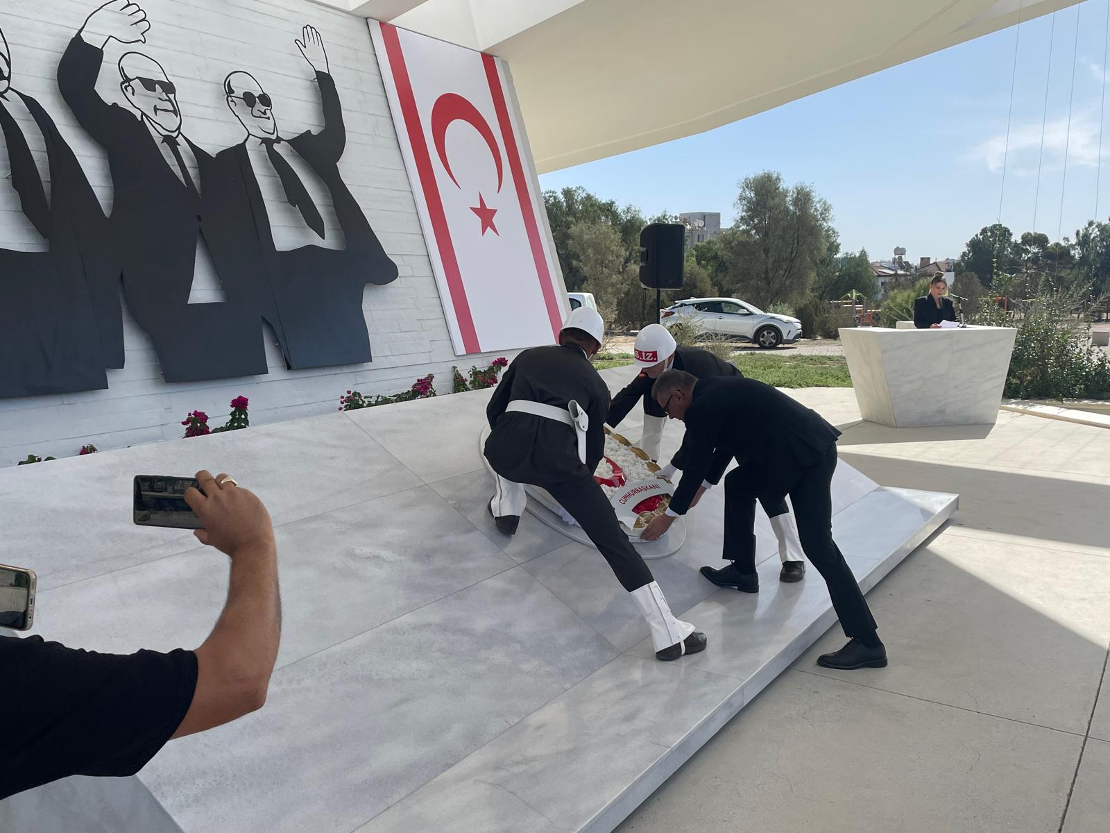 Cumhurbaşkanı Erhürman,  Rauf Raif Denktaş’ın Anıt Mezarı’na çelenk sundu