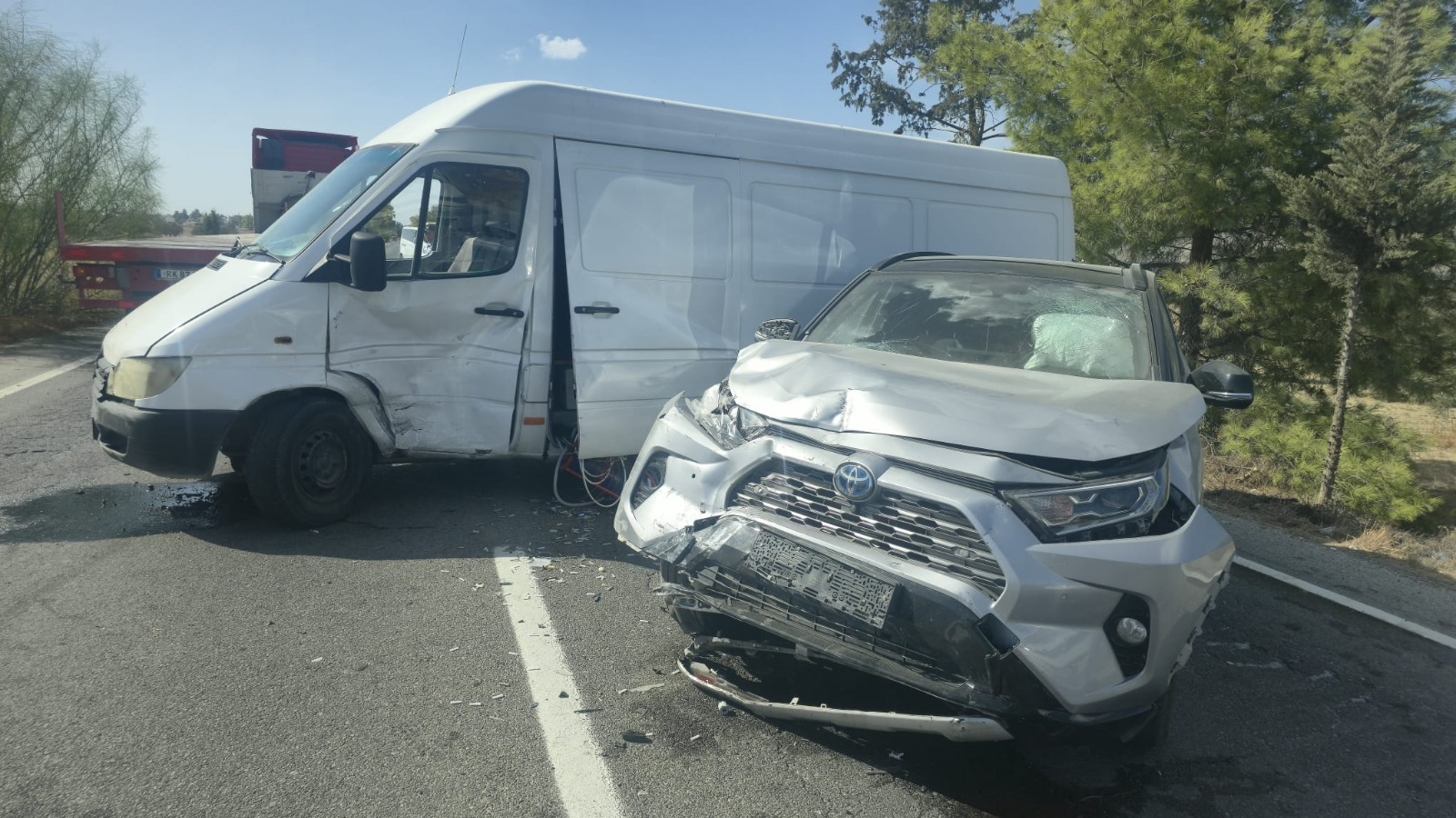 Ercan-İskele ana yolunda zincirleme kaza: 3 kişi yaralandı