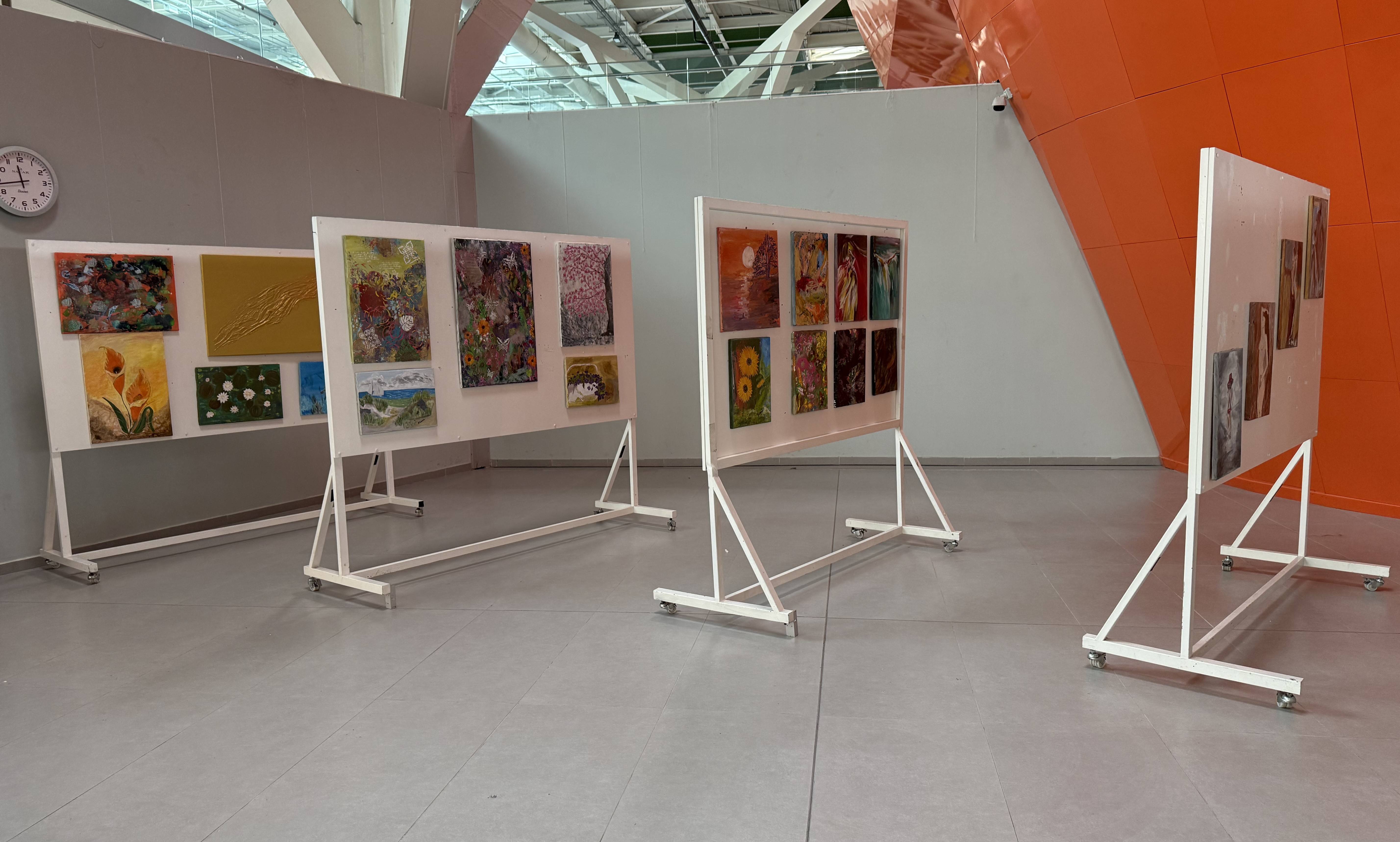 Berna Kelebek’in “Kelebek Esintileri” resim sergisi Ercan Havalimanı’da açıldı